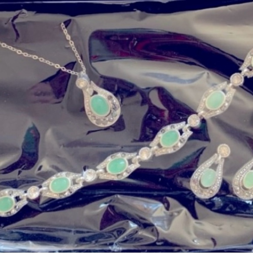 Elegant Silver and Green Jewelry Set - Picture 2 of 3